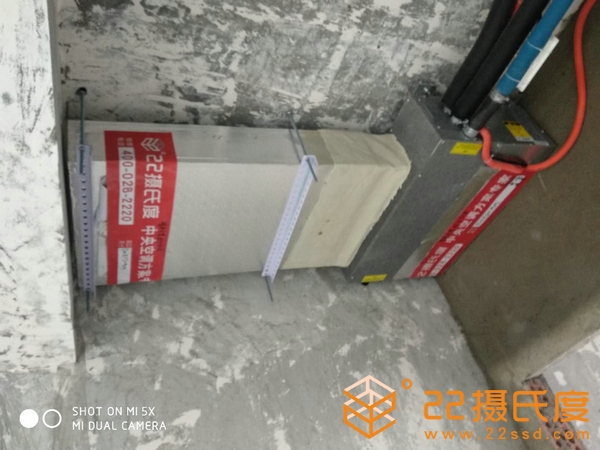 雙流新天地2期春天里美的中央空調(diào)一拖一風(fēng)管機(jī)安裝現(xiàn)場下出風(fēng)風(fēng)道