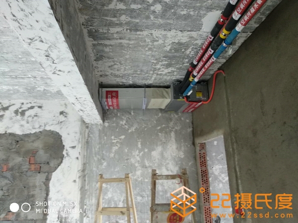 雙流新天地2期春天里美的中央空調(diào)一拖一風(fēng)管機(jī)安裝現(xiàn)場風(fēng)道連接效果