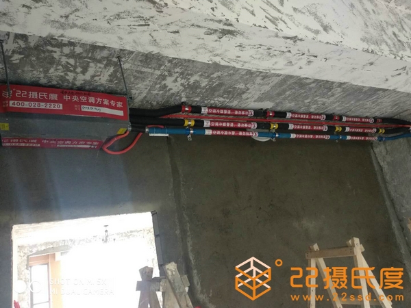 雙流新天地2期春天里美的中央空調(diào)一拖一風(fēng)管機(jī)安裝現(xiàn)場管路安裝