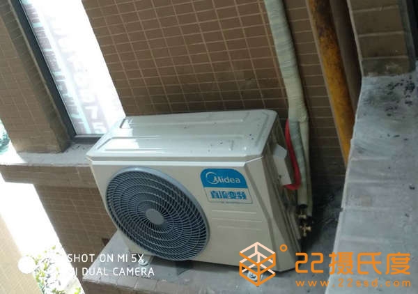 雙流新天地2期春天里美的中央空調(diào)一拖一風(fēng)管機(jī)安裝現(xiàn)場室外機(jī)安裝